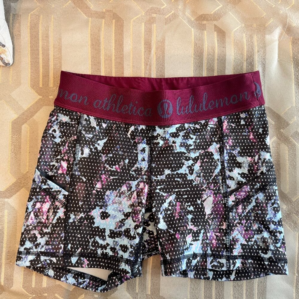 Lululemon Athletic Workout Hotty Hot Booty Shorts Size XS